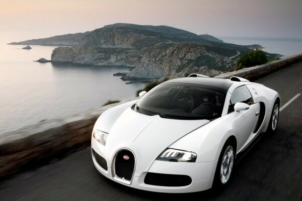 Biały samochód Bugatti na kanionie