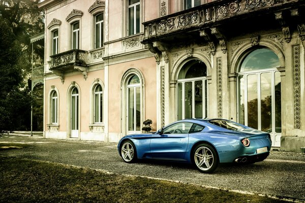 Bella Ferrari Berlinetta blu sullo sfondo di un antico palazzo