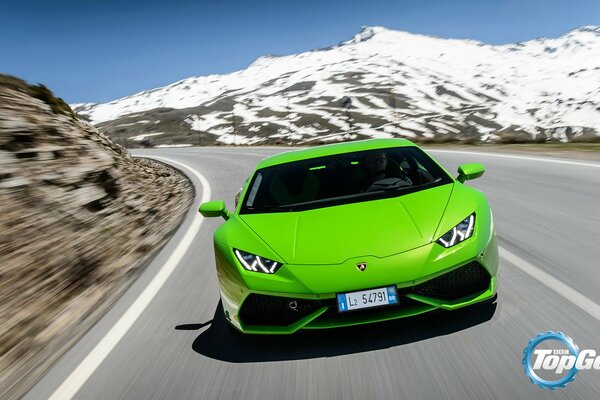 Lime Lamborghini Huracán nelle montagne innevate