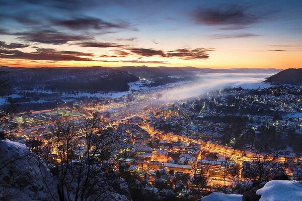 Blick auf die verschneite Stadt am Abend