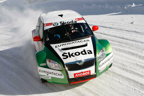 La Skoda Fabia sportiva entra in una curva innevata