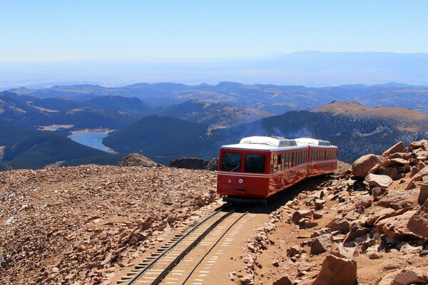 Paysage étonnant-train dans les montagnes