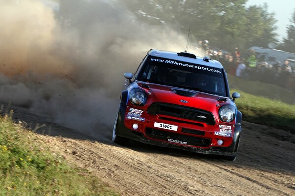 El coche rojo de la marca mini cooper en el tráfico en las carreras