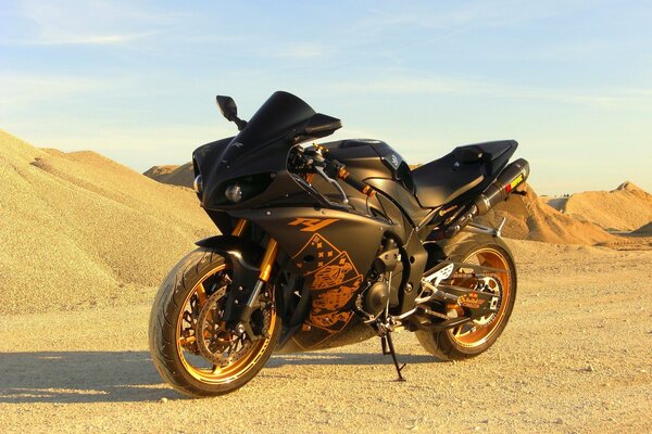 Tuningowany motocykl na tle pustyni