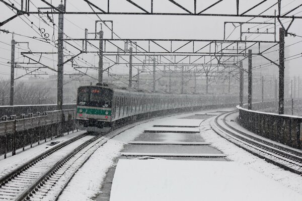 Zugverkehr in einer verschneiten Landschaft