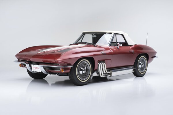 Dunkelrote chevrolet corvette mit cabrio-karosserie