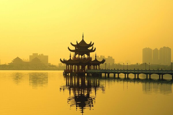 Hermoso edificio en un lago en Taiwán