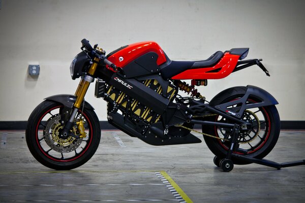 Moto rosso hi-tech Brammo