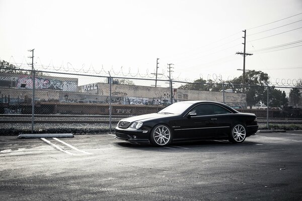 Czarny samochód Mercedes Benz SL55. Tuning