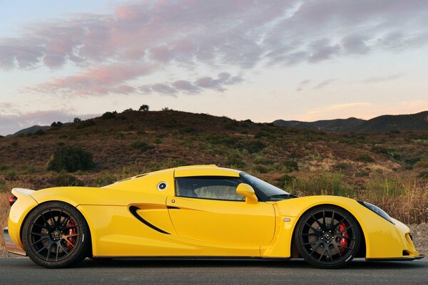 Foto del coche de color amarillo