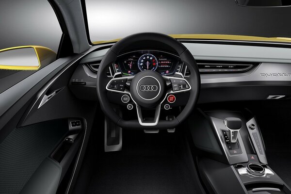 L intérieur de la voiture Audi est très cool