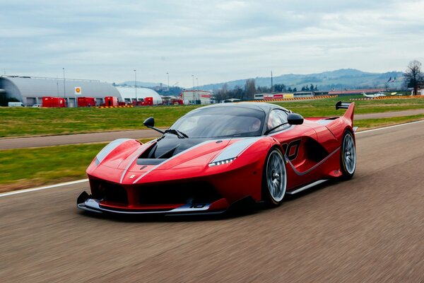 Ferrari rojo con Spoiler en la carretera