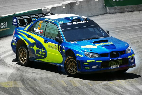 La Subaru Impreza blu partecipa al Rally