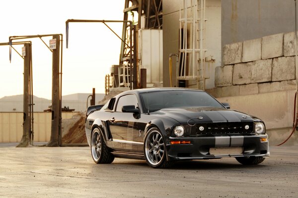 Ford Mustang 2008 vor dem Hintergrund der Baustelle