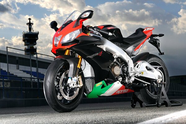 Sportbike Aprilia wieczorem na stadionie