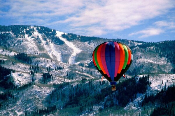 Voyage en montgolfière dans les montagnes