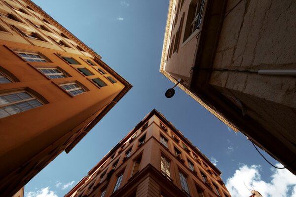 Drei Ecken von Gebäuden und ein Himmelsfoto von unten