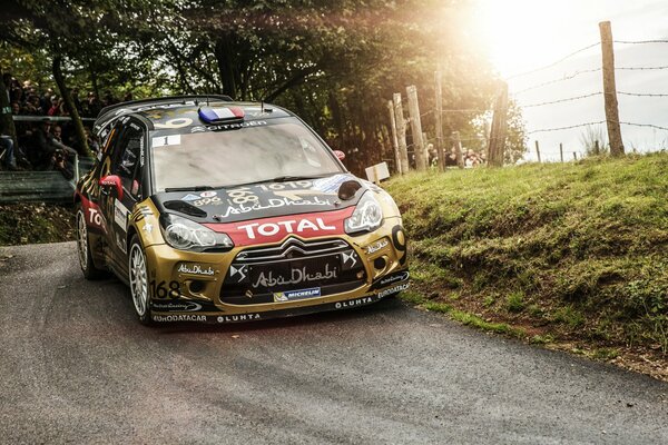 Der schwarz-goldene citroen ds3 nimmt an der Rallye teil