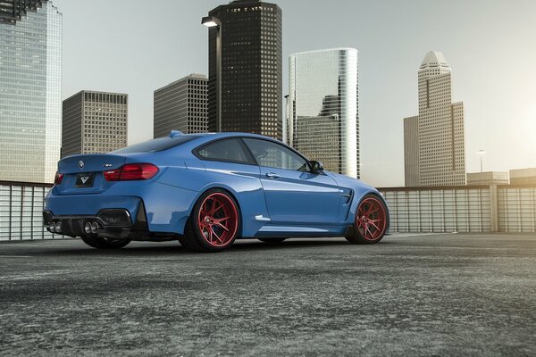 Une BMW bleue en séance photo