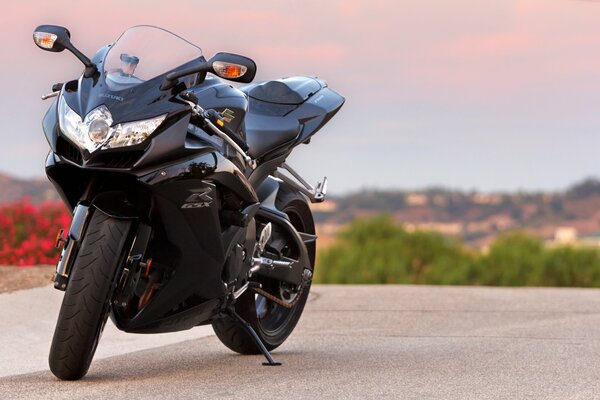 Negro Suzuki motocicleta un fondo de la naturaleza