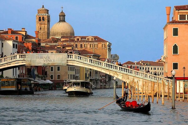 Straße und Brücke über dem venezianischen Kanal