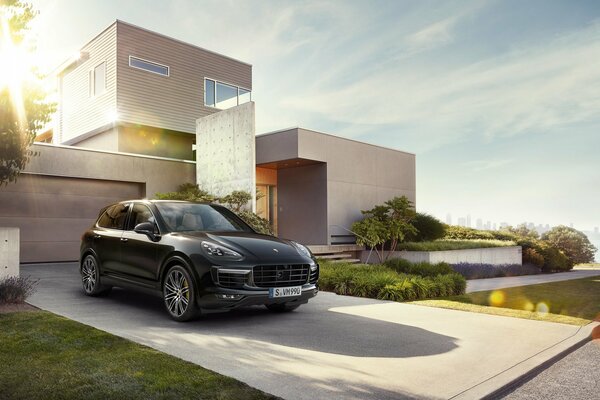 Porsche Cayenne nero a casa