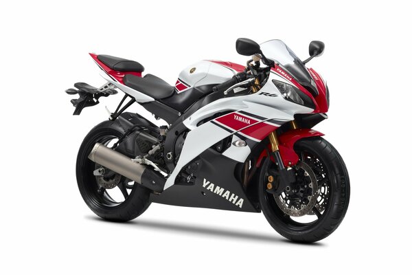 Weiß-rotes Yamahas Sportbike auf weißem Hintergrund