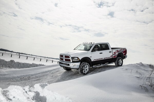 Dodge pick-up puissant sur fond neigeux