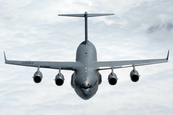 Военный транспортный самолёт в небе