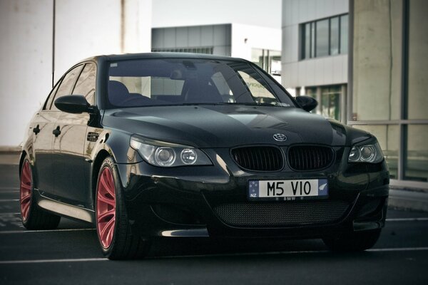 BMW M5 noir avec Jantes rouges