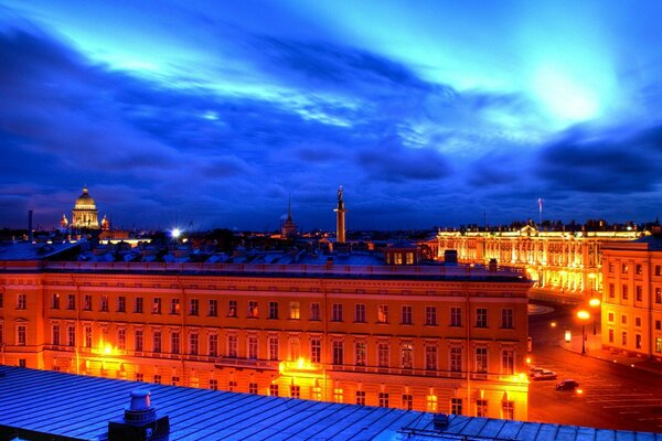 Weiße Nächte von den Dächern von St. Petersburg