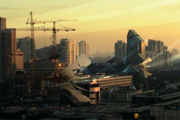 Grues de construction près des gratte-ciel de Moscou