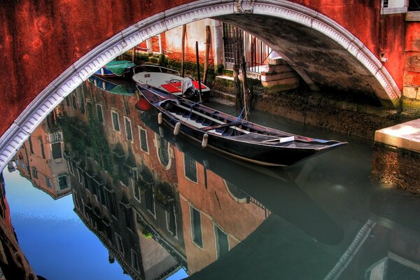 Bateau vide sous l arche du pont