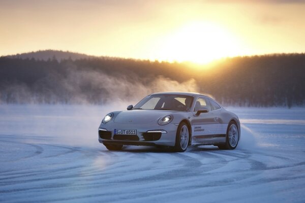 Una Porsche bianca del 2013 cavalca sulla neve