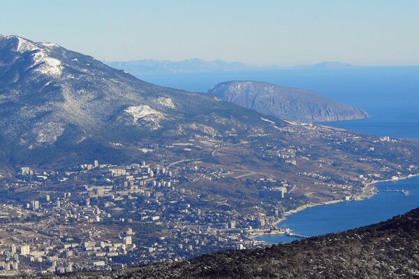 Vista de Yalta-Bear-Gora, ai-Petri, montañas y mar