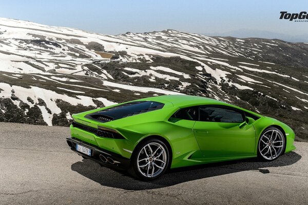 Supercar verde sulla strada di montagna