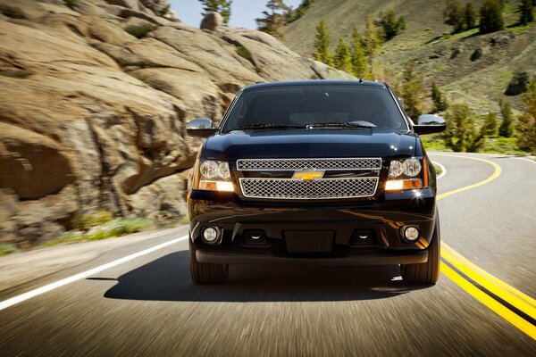 Chevrolet 2013 guida su strada suburbana