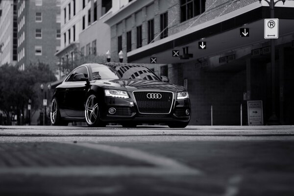 Voiture noire Audi sur le parking