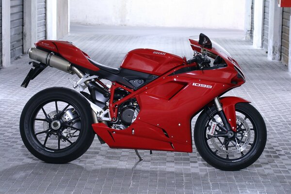 Rotes italienisches Motorrad in der Garage