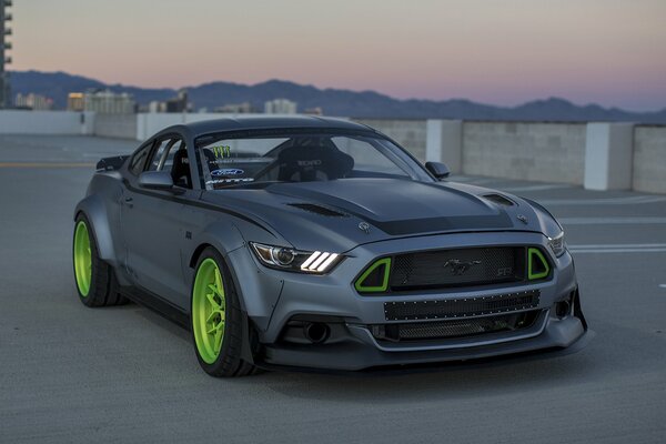 Ford Mustang in grauer Farbe auf dem Parkplatz