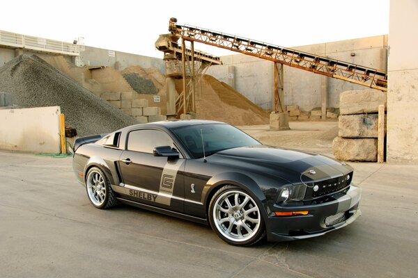 Ford Mustang sullo sfondo del cantiere