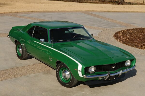 Coche verde clásico en la pista