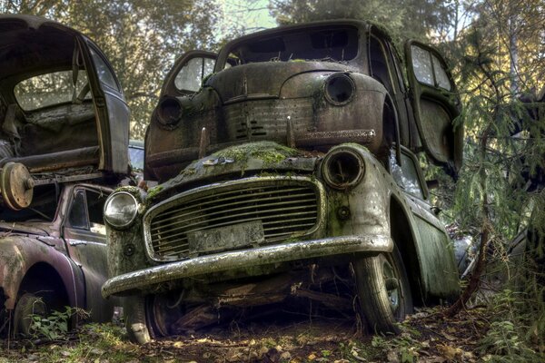 Cementerio abandonado de coches antiguos