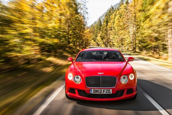 El Bentley continental rojo vuela por la pista