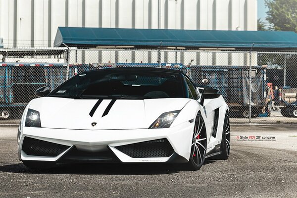 Coche deportivo blanco con rayas negras