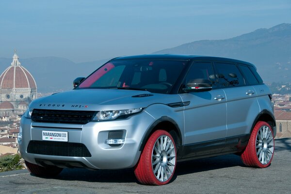 Coche Tuning range Rover Marangoni con neumáticos rojos