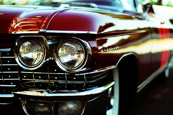 Coche Cadillac en rojo