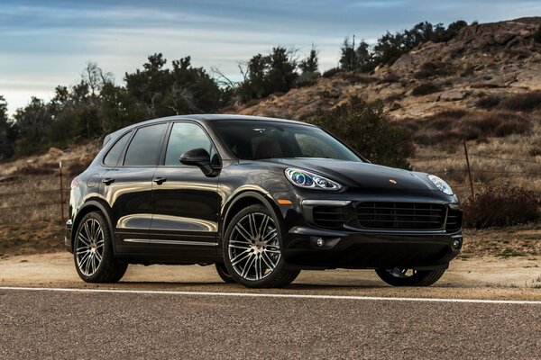 Der leistungsstarke, schwarze Porsche Cayenne ist für Reisen konzipiert