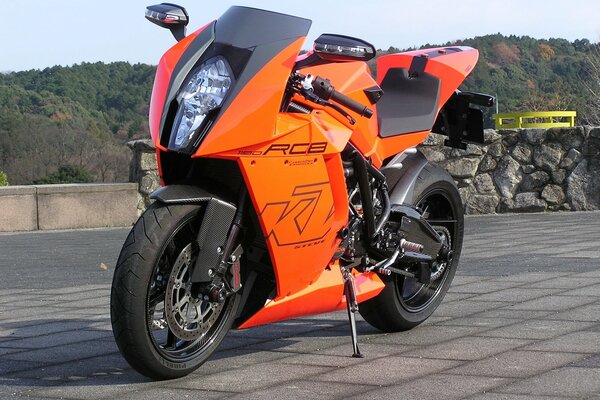 Moto deportiva naranja ktm 1190 rc8