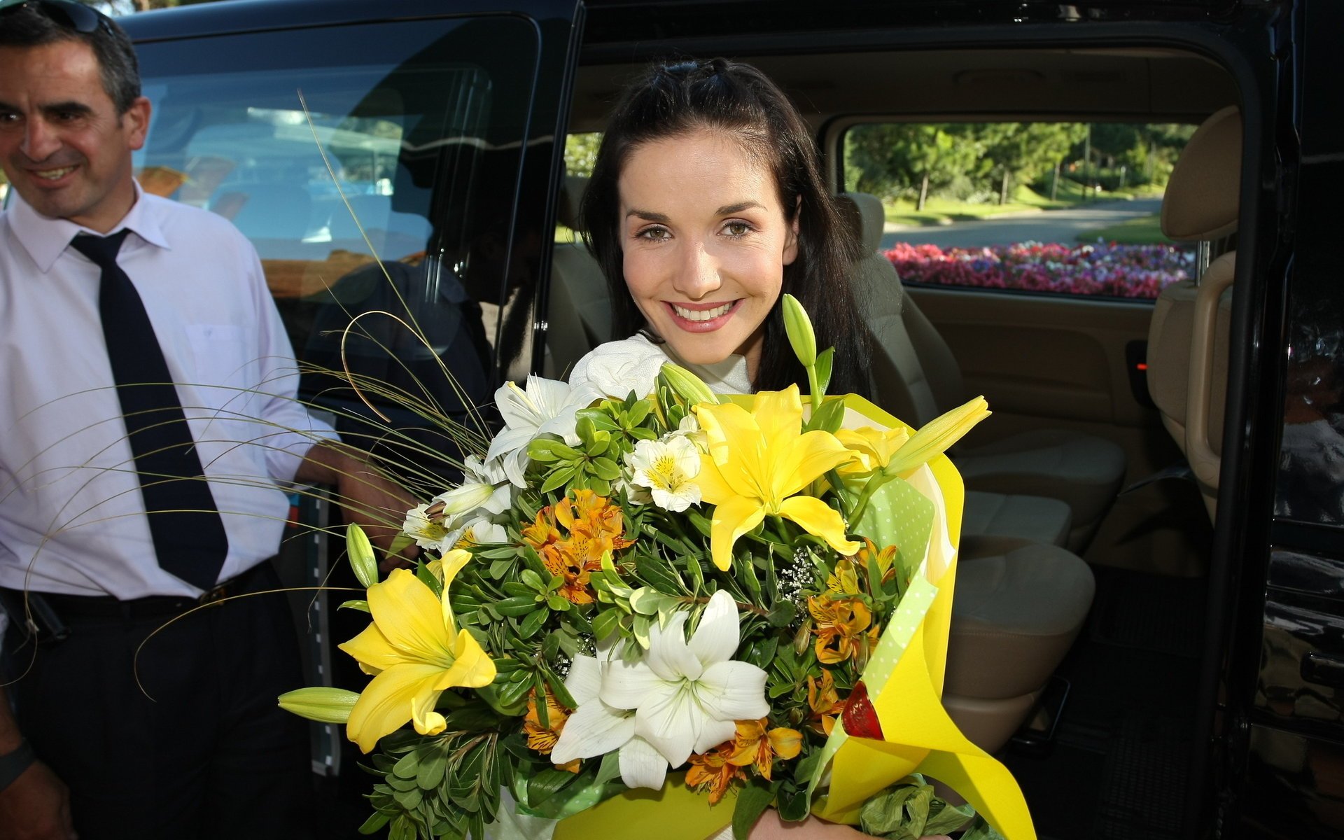 kwiaty natalia oreiro uśmiech auto bukiet celebrytka gwiazda piosenkarka aktorka modelka dziki anioł latynoska piękna modelki dziewczyny oczy spojrzenie brunetki kobiety twarz